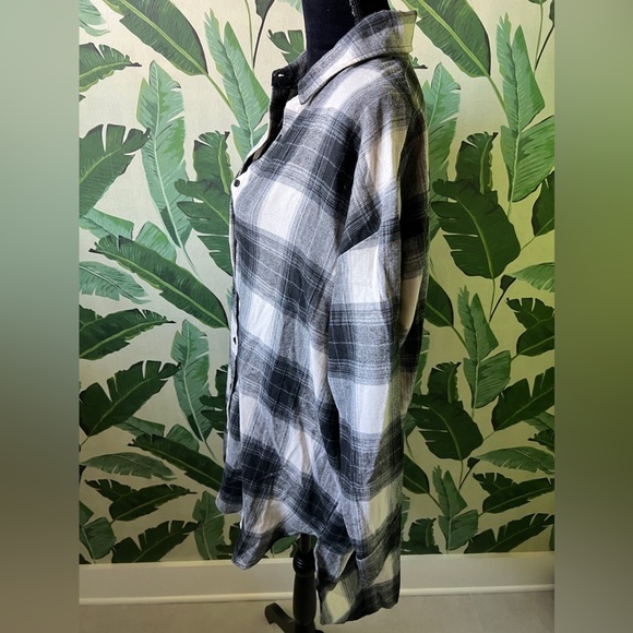 CJLA Long Flannel Button Down Tunic Shirt Top Black Cream Plaid Size M - Picture 2 of 5